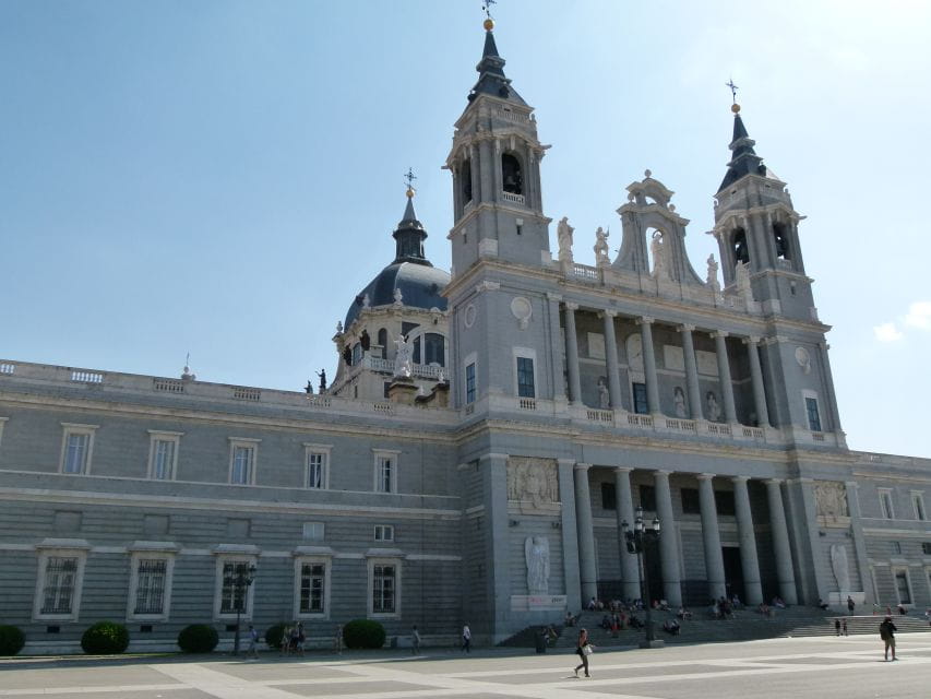 Madrid Historical Centre & Old Town Walking Tour in French - Discover Hidden Gems