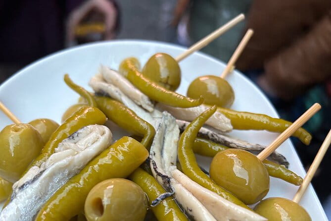 Madrid Local Tapas Tour with Private Dinner and Bottomless Wine - How the Tour Begins: A Warm Welcome at The Cooking Clubhouse