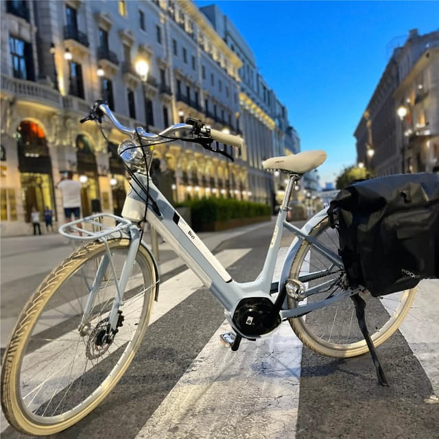 Madrid: Vintage Bike Rental With Tourist Map - Unique Experience Features