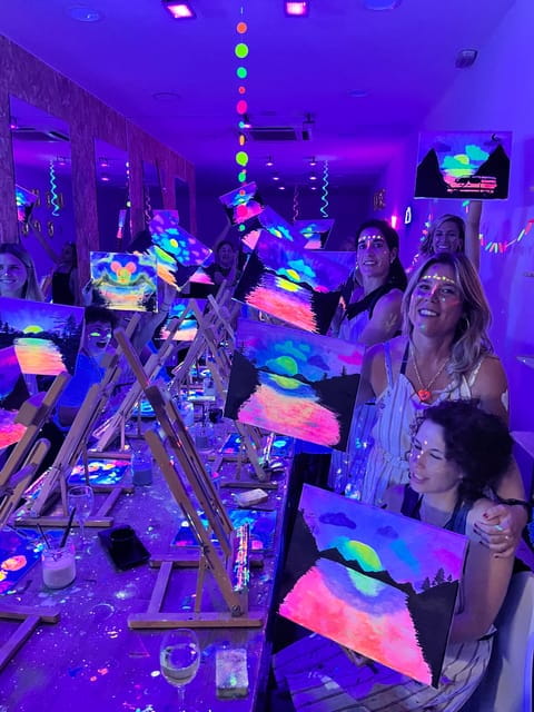 Madrid: Wine Gogh Glow Academy Paint and Sip Classes - Wine and Art Pairing