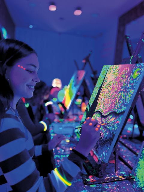 Madrid: Wine Gogh Glow Academy Paint and Sip Classes - Things To Know