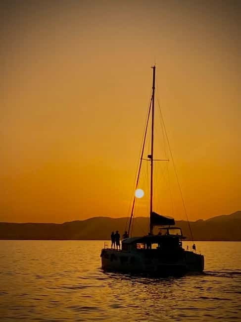 Majorca: Dinner aboard a private catamaran with snorkeling and paddle surfing - A Unique Marine Adventure in Mallorca: Private Catamaran Dinner with Snorkeling and Paddle Surfing