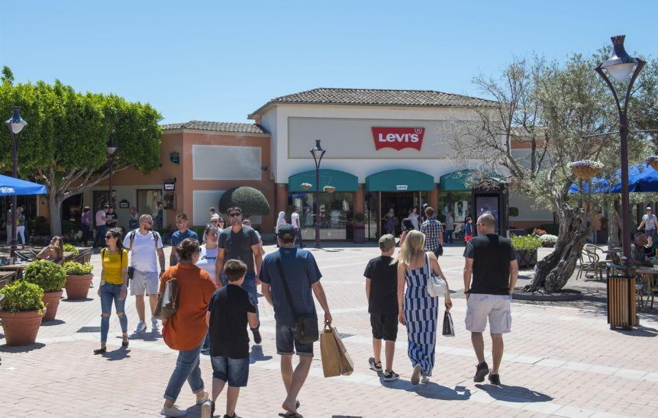 Mallorca: Fashion Outlet Shopping Excursion by Bus - Facilities and Amenities