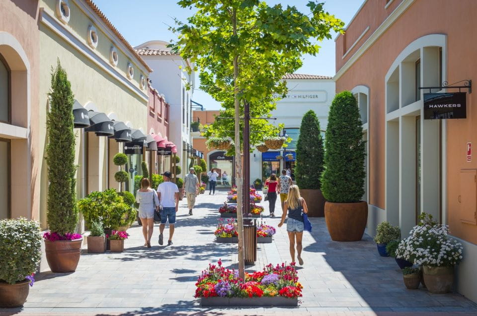Mallorca: Fashion Outlet Shopping Excursion by Bus - Transportation and Guidance