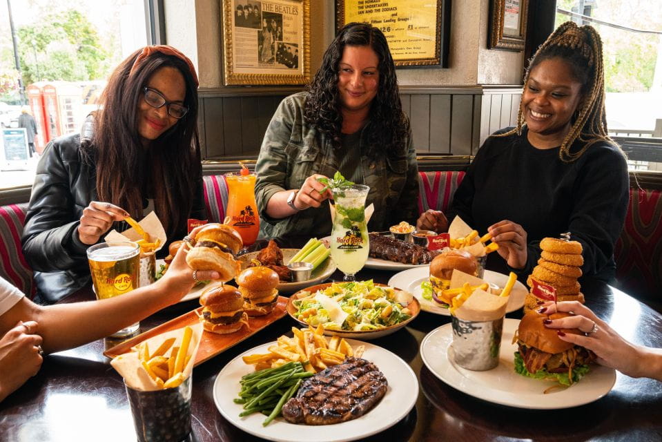Mallorca: Hard Rock Cafe Entrance With Lunch or Dinner - Venue and Atmosphere