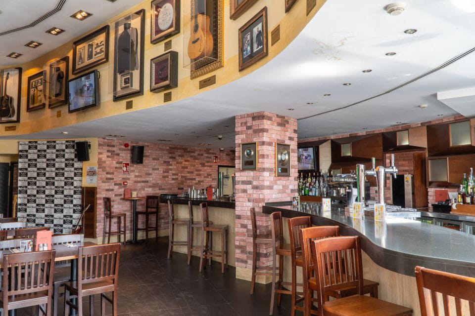 Mallorca: Hard Rock Cafe Entrance With Lunch or Dinner - Menu Options