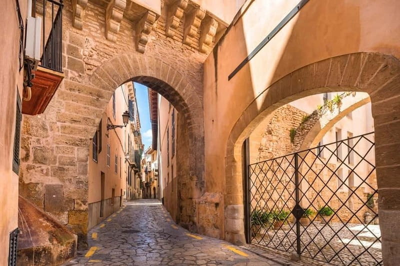 Mallorca: Private Tour with Ensaïmada & Fast Cathedral Entry - Discovering Palma with a Private Guide: What to Expect