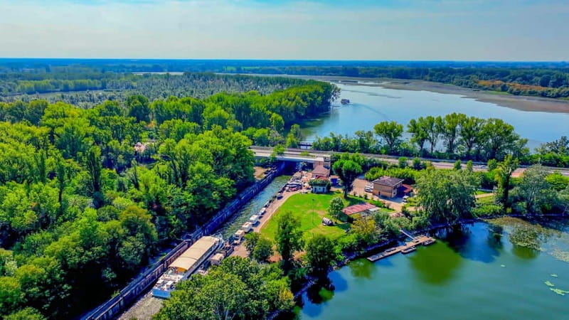 Mantua: Panoramic Cruise with Guide, Natural Oasis and Water Elevator - Leonardo’s Water Elevator: A Piece of Engineering History