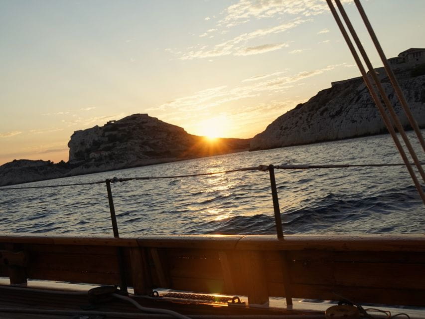 Marseille: Sunset Sailing Dinner in the Frioul Archipelago - Romantic Atmosphere and Amenities