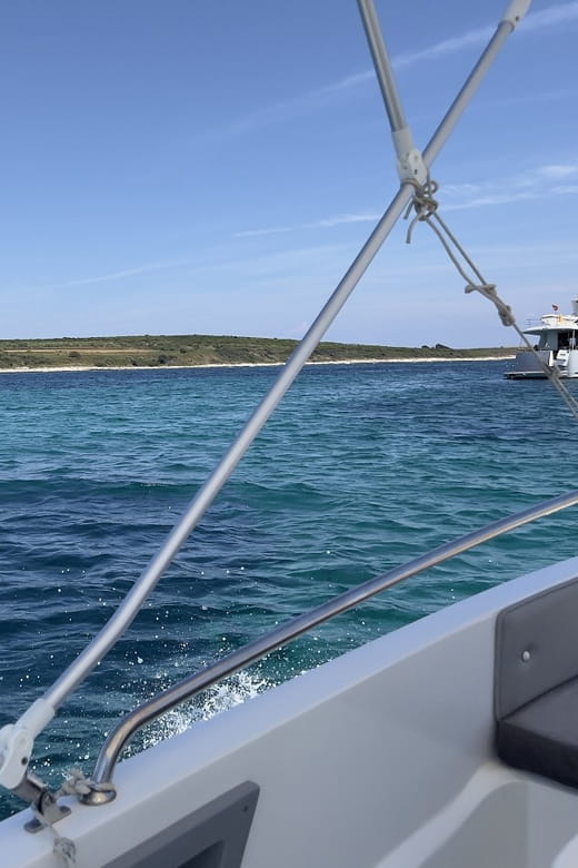 Medulin: Morning on Speedboat with Cave & Island Snorkeling - Discovering the Kamenjak Coast: A Speedboat Adventure