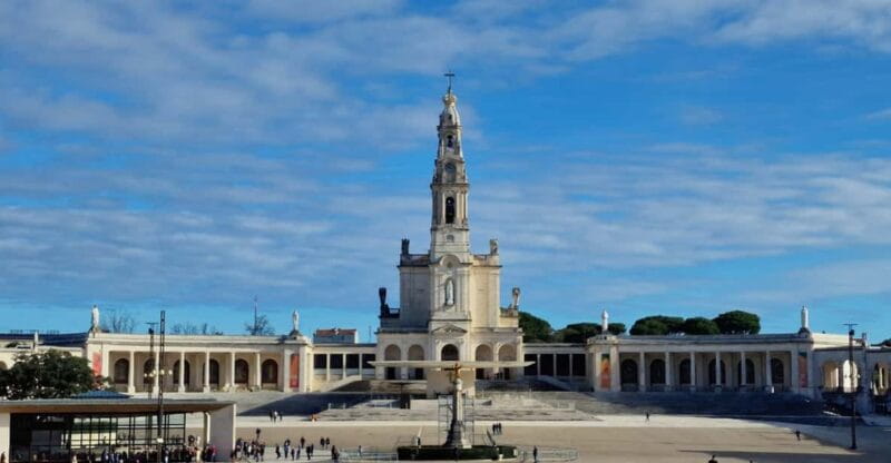 Memorable Private Full Day Tour in Fátima, Nazaré, Óbidos - FAQ
