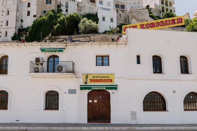 Menorca: Mahon Guided Walking Tour with History & Tastings - Exploring Historic Squares: Plaça de la Conquesta