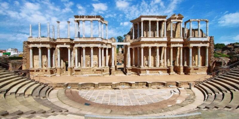 Merida: Roman Theater and Amphitheater Guided Tour - The Roman Amphitheater: Gladiator Fights and Spectacles
