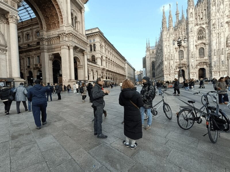 Milan: ELECTRIC-Bicycle Tour Live Tour Guide 3 hours & half - Navigating the Landmarks and City Layout