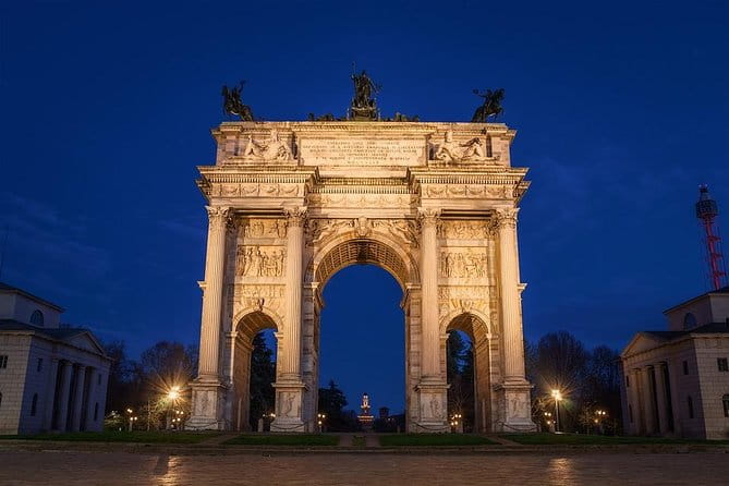 MILAN PRIVATE WALKING TOUR BY NIGHT: AMAZING MILAN - 2 h - The Value of a Night Tour