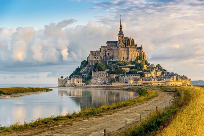 Mont-St-Michel: Shared Tour (10 max) "Abbey Ticket Included" - Key Points / Takeaways