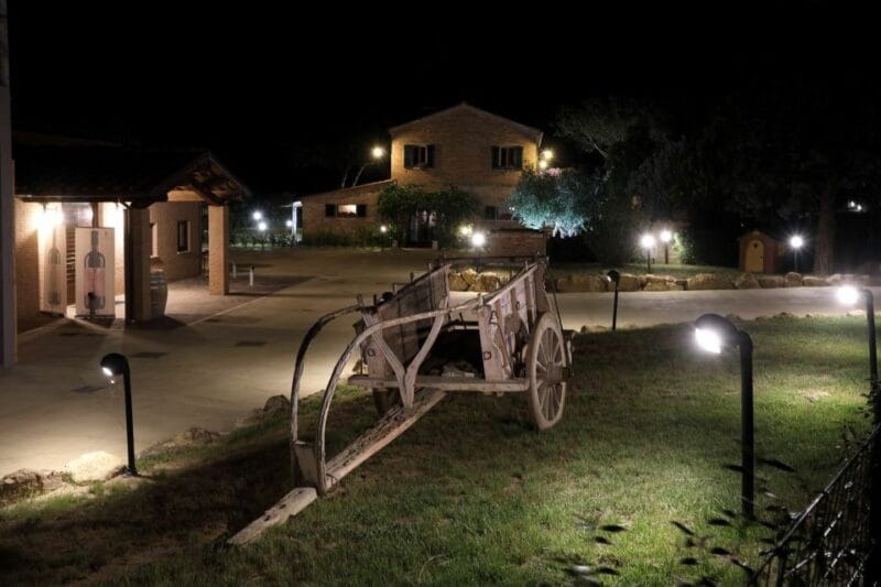 Montepulciano: Tuscan Winery Tour with Wine Tasting & Meal - Entering the Heart of Tuscany: The Experience Begins at Podere Casanova