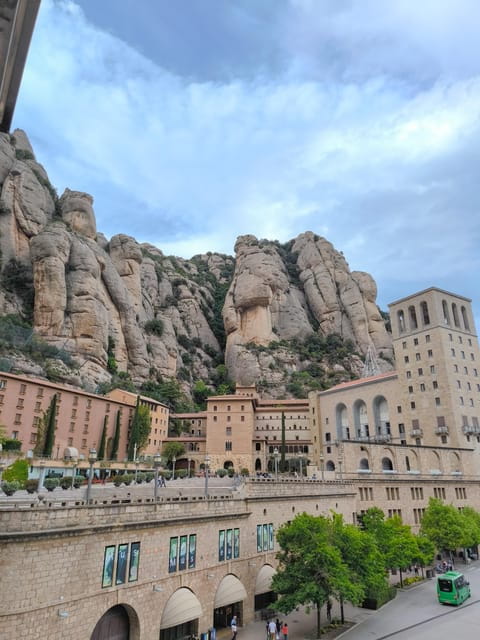 MONTSERRAT: TOUR IN ROMANIAN LANGUAGE - The Sum Up