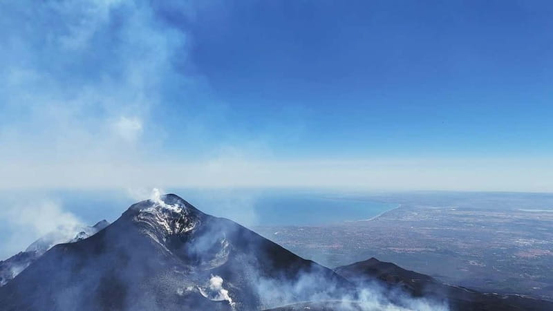 Mount Etna: Central Crater (3340mt.) with cable car and jeep - Reaching the Central Crater: Breathtaking Views and Photograph Opportunities