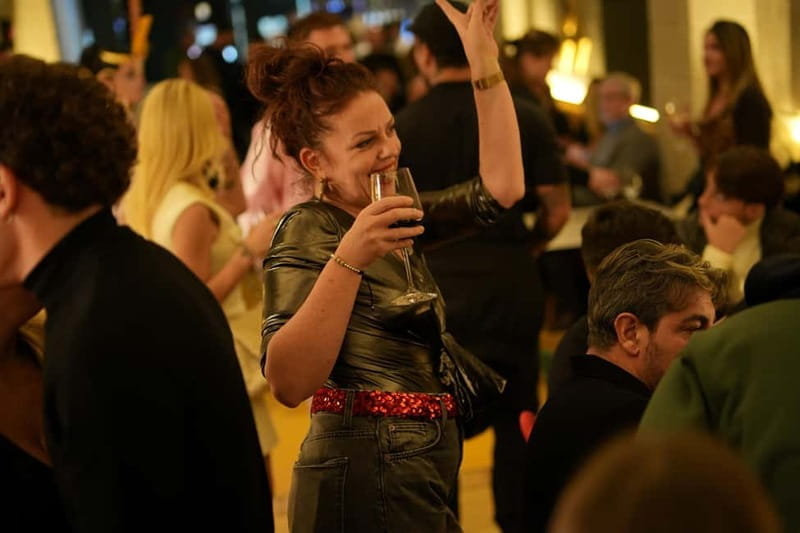 Naples: Dinner show, Tradition & Music with a glass of wine - Experiencing Naples: A Night of Food, Music, and Culture