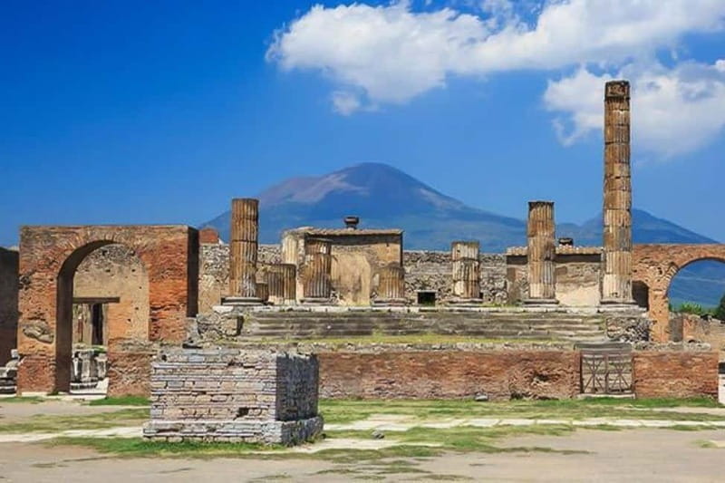Naples: Pompeii Private Guided & Vesuvius Hiking Tour - Entering the Volcano’s Realm: Vesuvius Hiking Experience