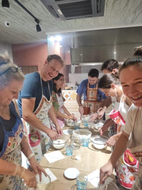 Naples: Small Group Pizza Making with Drink Included - Who is this experience best suited for?