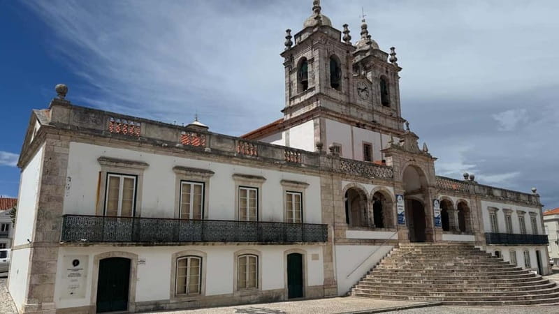 Nazaré in depth: History, panoramas, and flavors - The Farol de Nazaré and the Famous Waves