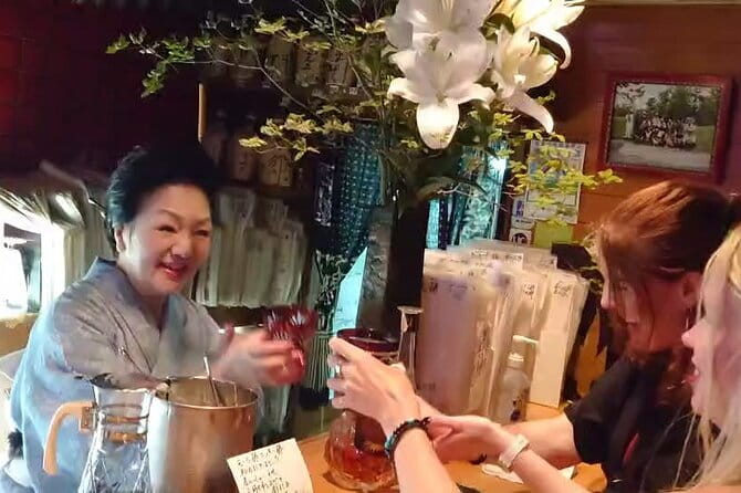 Night Tour in Tokyo Shimbashi With Bar Drinks and Local Guide - Enjoying Drinks and Snacks