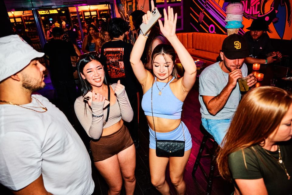 NIGHTOUT Vegas Bar Crawl - Dress Code