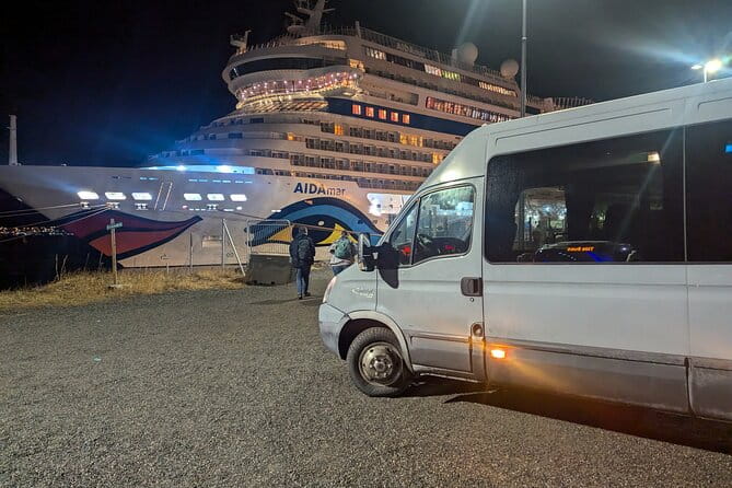 Northern Lights Minibus Chase Max 16 Person In Group - The Real Value: Guides and Flexibility