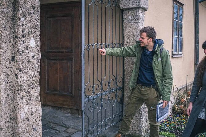 Nuns and Nazis Walking Tour in Salzburg - A Warm Welcome and Introduction at Kurgarten