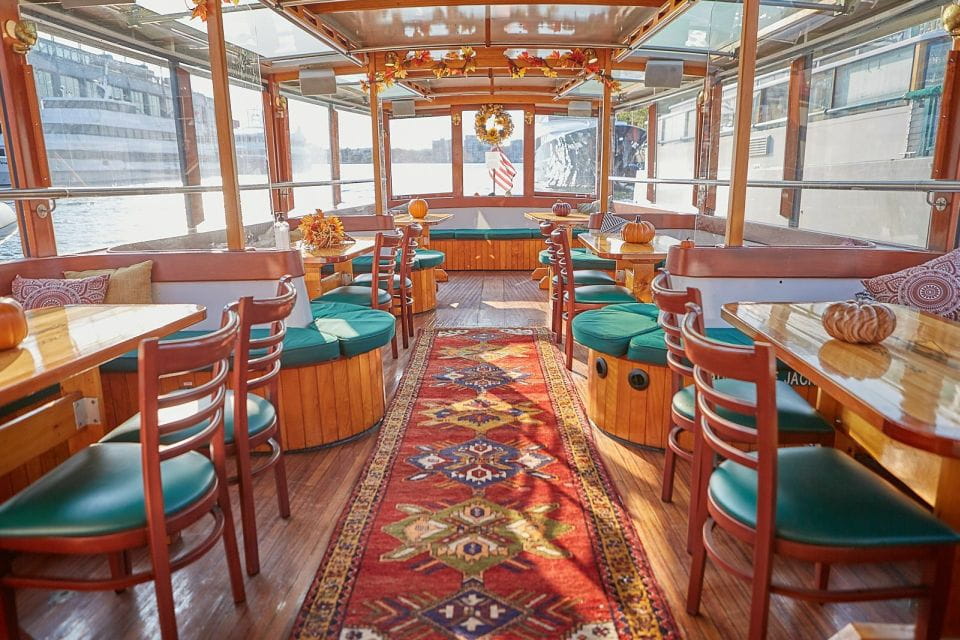 NYC: Evening Jazz Cruise on the Yacht Manhattan - Onboard Amenities