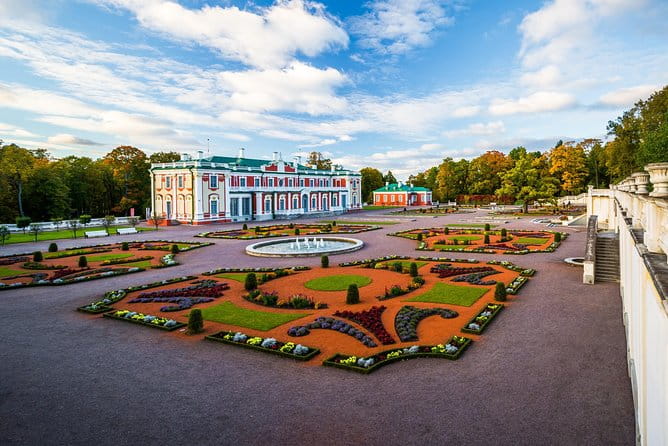 Old Tallinn with Kadriorg & Pirita - Exploring Tallinn’s Old Town: Walking Through Time