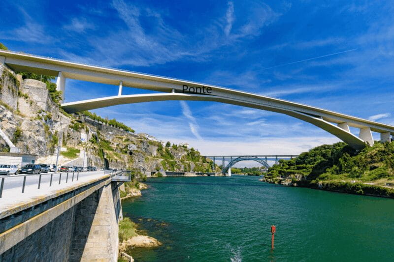 Oporto Tuk Tuk Tour: Among bridges and mysteries - 1.30h - Price and Value