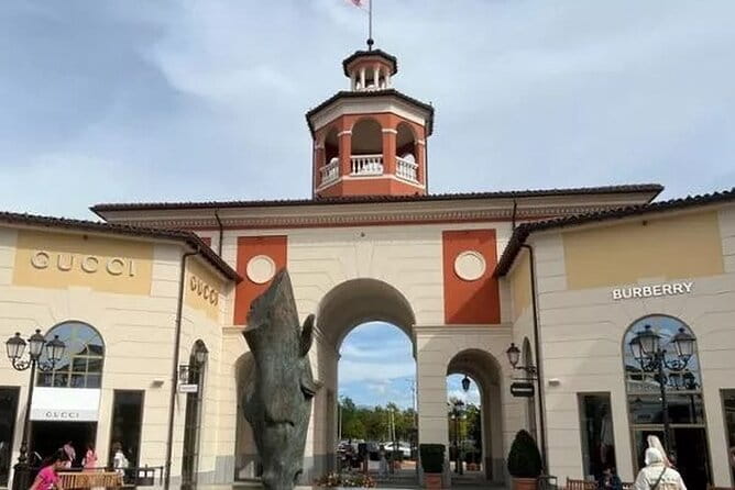 Outlet Serravalle o FoxTown Con Autista Privato Da Milano - Introduction: A Private Shopping Day from Milan
