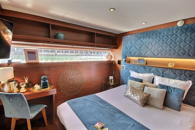 Overnight Stay onboard Paris Seine River Dinner with Cruise - Key points / Takeaways