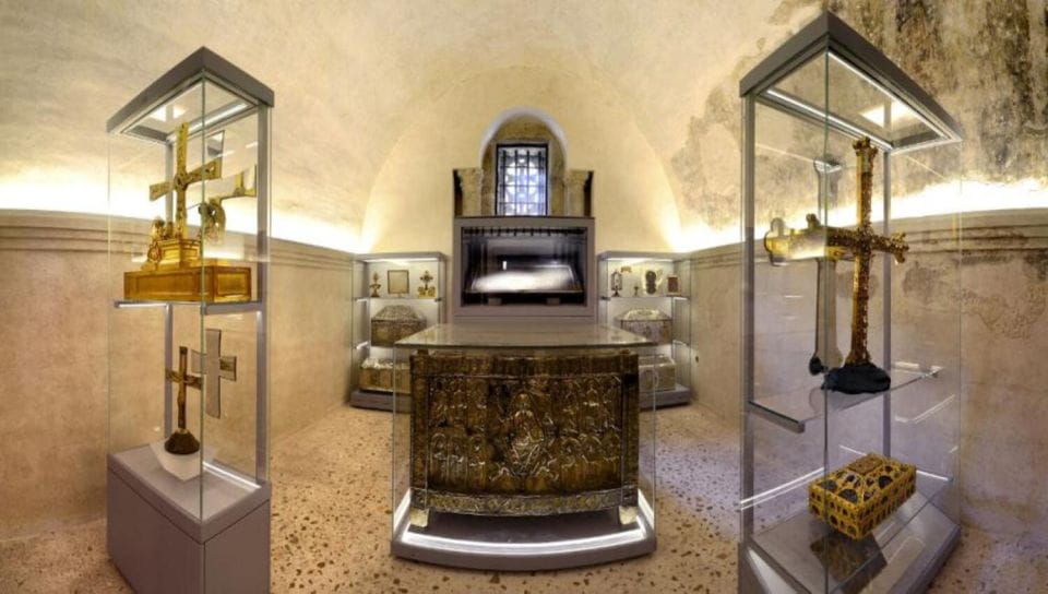 Oviedo: Guided Tour to the Cathedral With Tickets - Cathedral Significance and Features