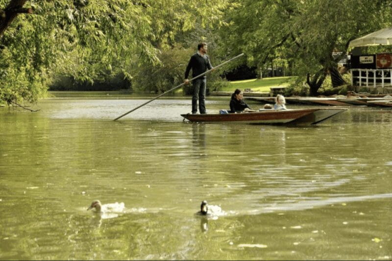 Oxford : Private Punt Tour - Starting Point: Cherwell Boathouse – The Gateway to a Classic Oxford Experience
