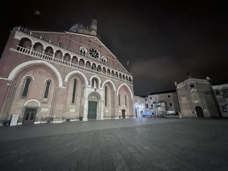 Padua: guided walking tour with an art historian - Entering the Basilica of Saint Anthony
