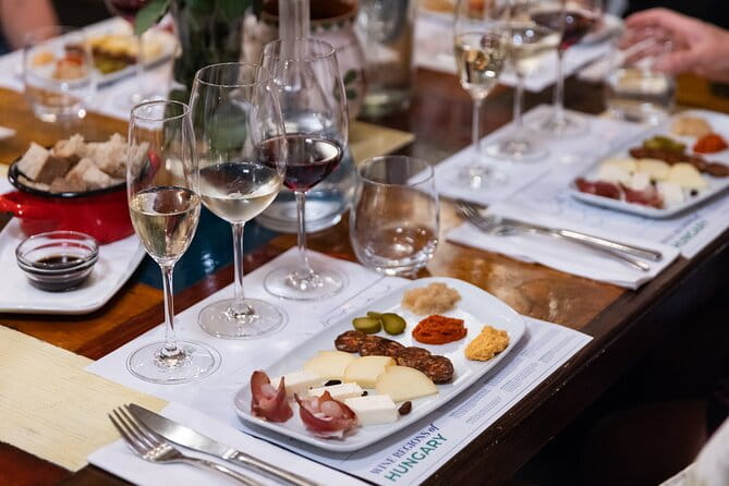 Palace District Evening Culinary, Wine, and History Walk - In-Depth Look at the Experience