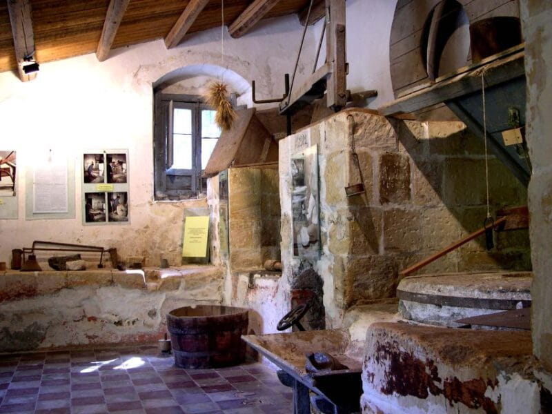 Palazzolo A.: from corso Vittorio Emanuele to the watermill - The Charm of the Historic Streets and Gardens