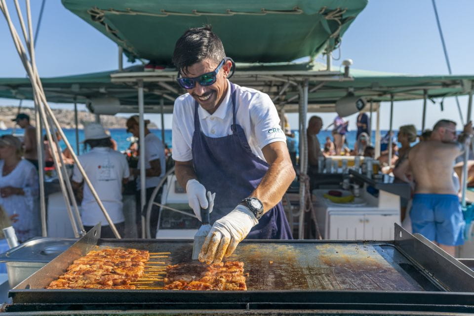 Palma De Mallorca: 5-Hour Catamaran Cruise With Lunch & Swim - Onboard Dining and Drinks