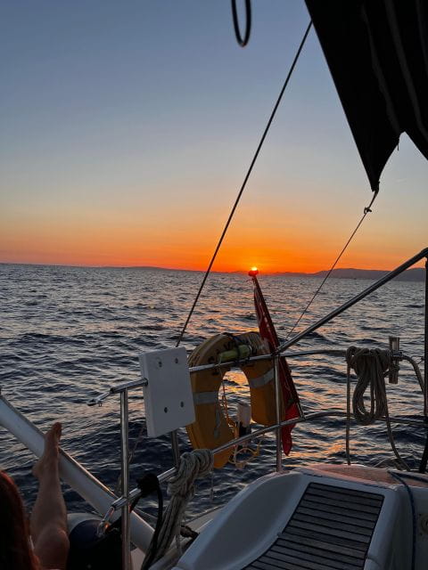 Palma De Mallorca: Sailboat Dinner and Movie Night - Included Services