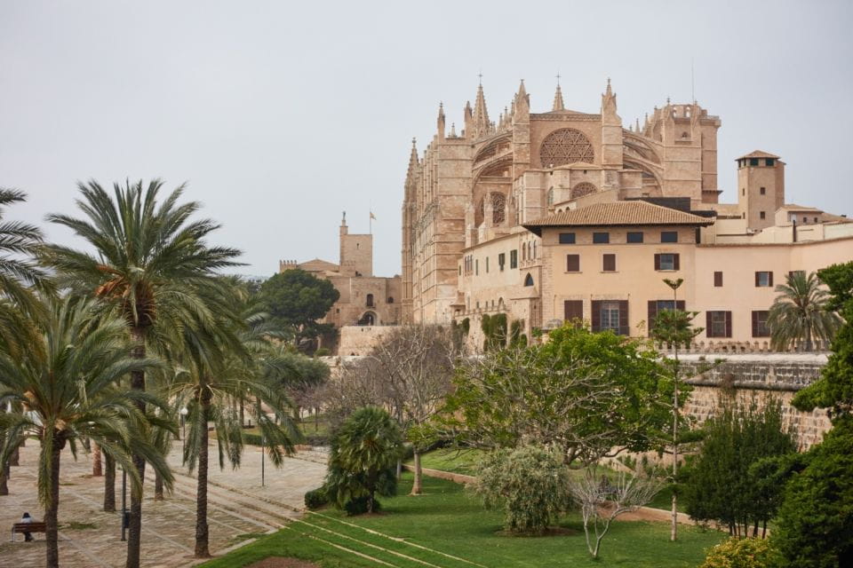 Palma: Walking Tour With Mediterranean Delicacies - Fishing Harbor and Consulado Del Mar