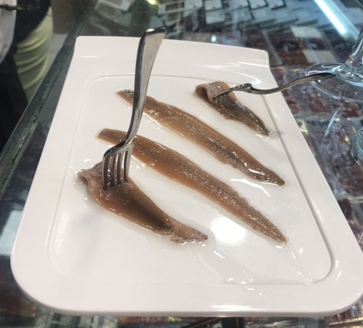 Palma: Walking Tour With Mediterranean Delicacies - Paseo Del Borne and Aristocratic Houses