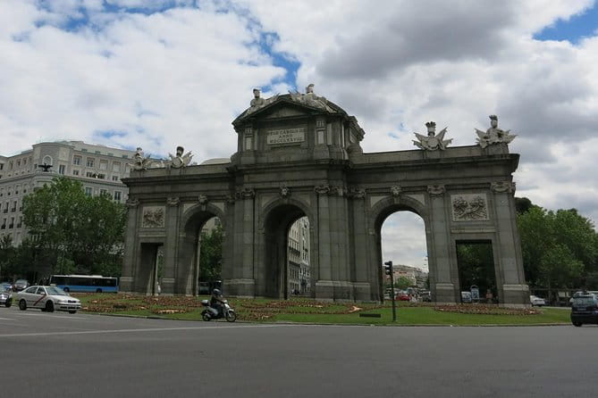 Panoramic Private Tour Madrid with hotel pick up - FAQ