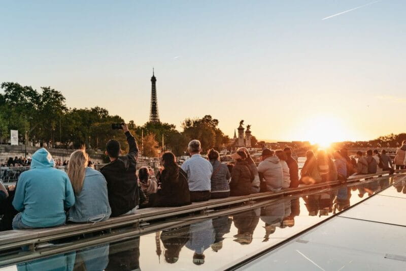 Paris: 1-Hour Sightseeing Cruise and 3-Course Bistro Dinner - Entering The Heart of Paris: What to Expect