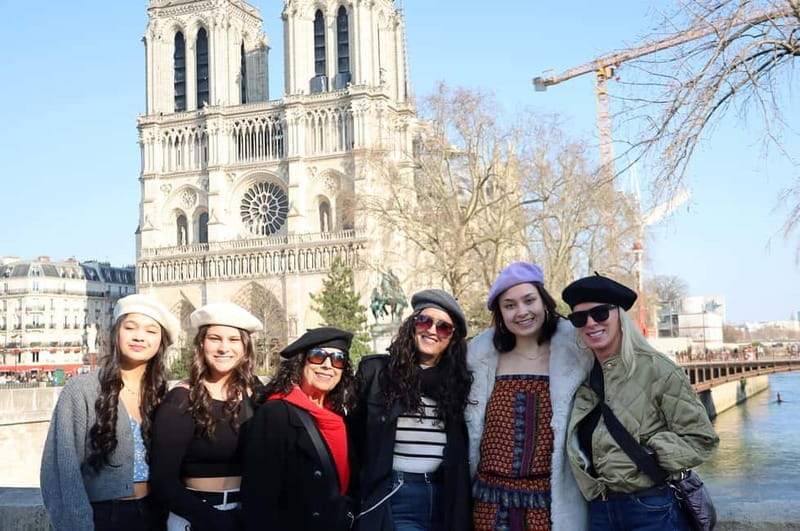 Paris: 6 hours PRIVATE tour in a van - photoshoot included - Entering Paris with a Private, Relaxed Vibe