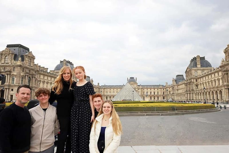 Paris: 6 hours PRIVATE tour in a van - photoshoot included - Walking or Driving Through the Champs-Elysées and Arc de Triomphe