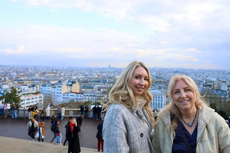 Paris: 6 hours PRIVATE tour in a van - photoshoot included - The Moulin Rouge: A Flamboyant Photo Stop